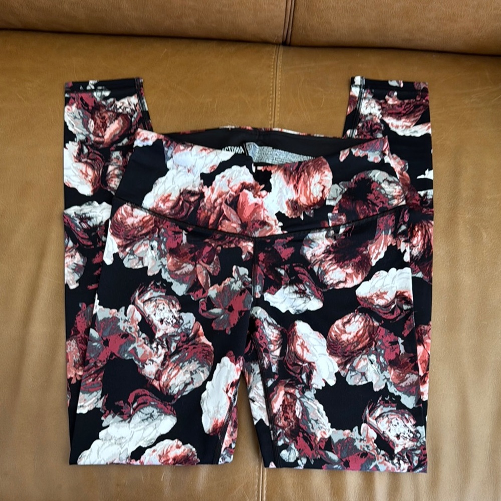 Red and White Abstract Pattern Leggings